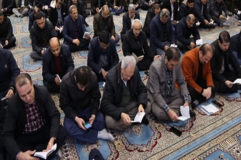 توسل کارکنان منطقه ۸ عملیات انتقال گاز ایران به اهل بیت (ع) در آیین زیارت عاشورا